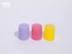 Özel Logo Plastik ambalaj kavanozları 5g10g15g kapağı olan dudak balsamı kavanozu